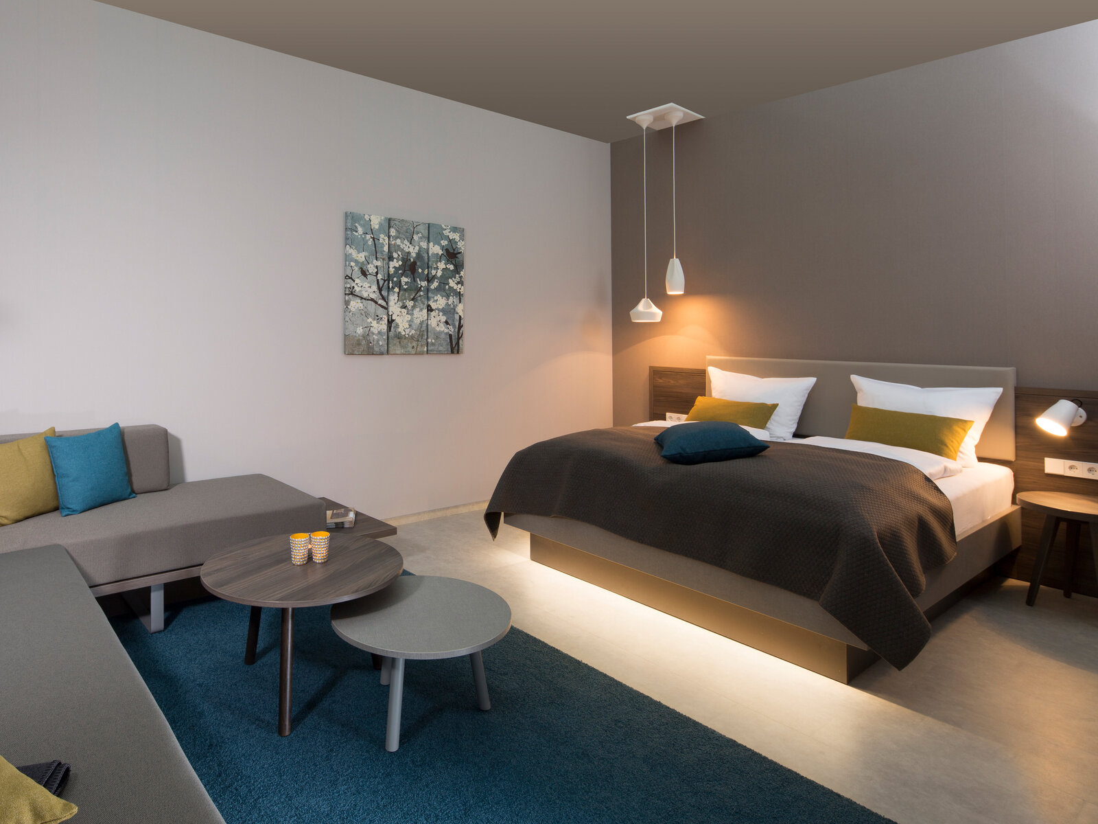 zieflekoch musterzimmer zand zimmer holz bett doppelbett beistelltisch lampe leuchten sitzecke couch
