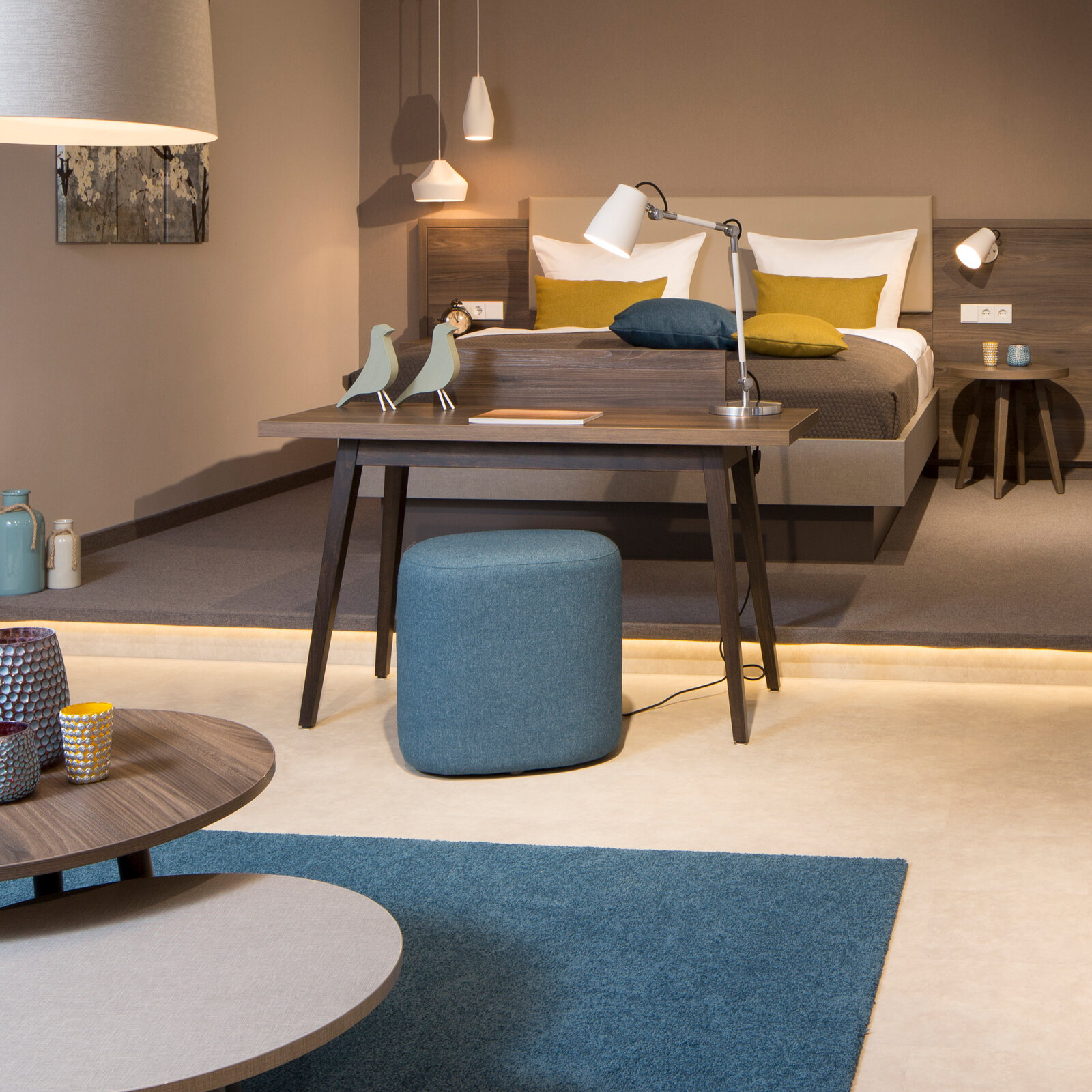 zieflekoch musterzimmer zand zimmer holz bett doppelbett tisch beistelltisch lampe leuchten hocker