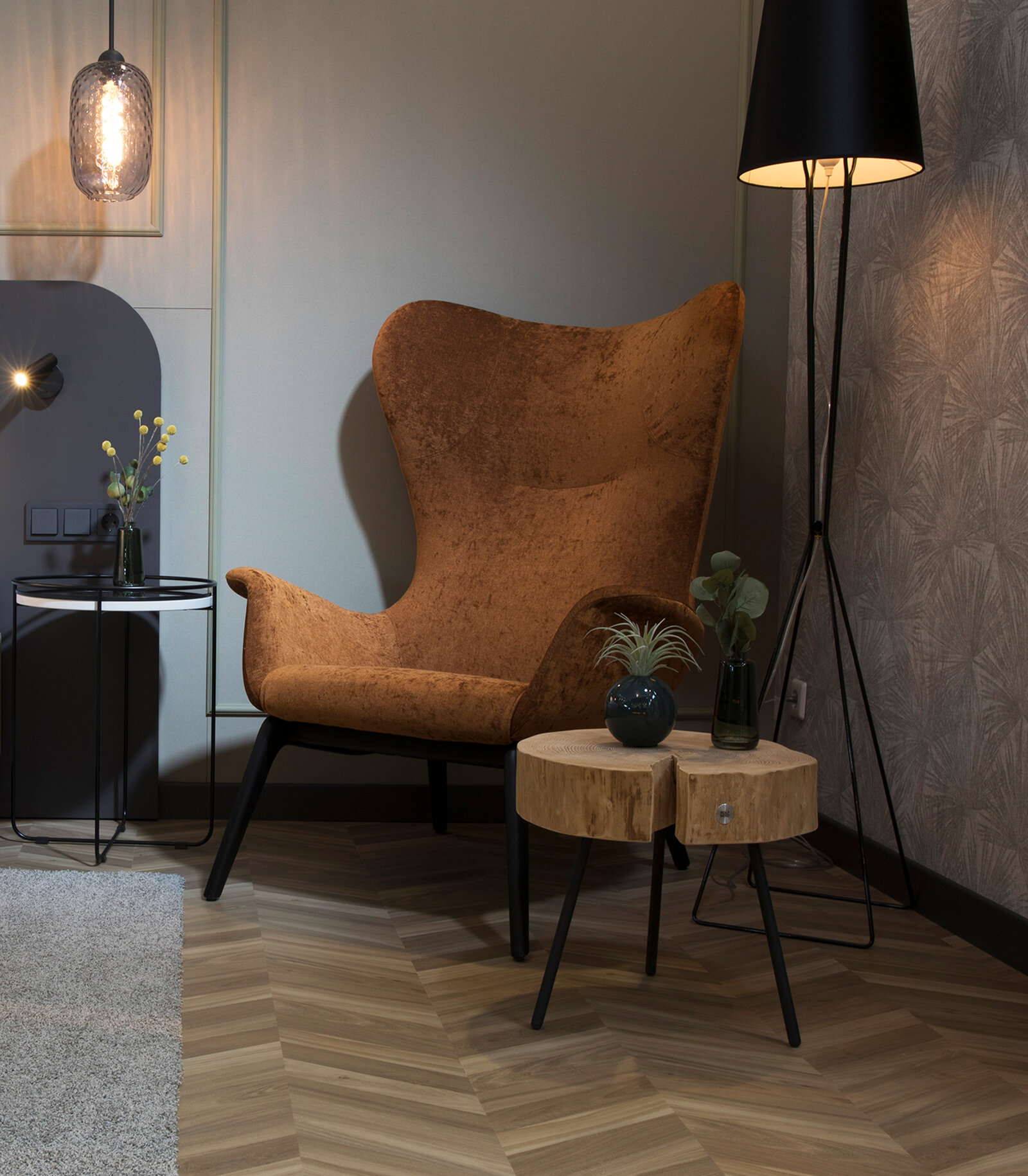 zieflekoch musterzimmer zofie zimmer holz sessel hängeleuchte beistelltisch teppich wandvertaefelung