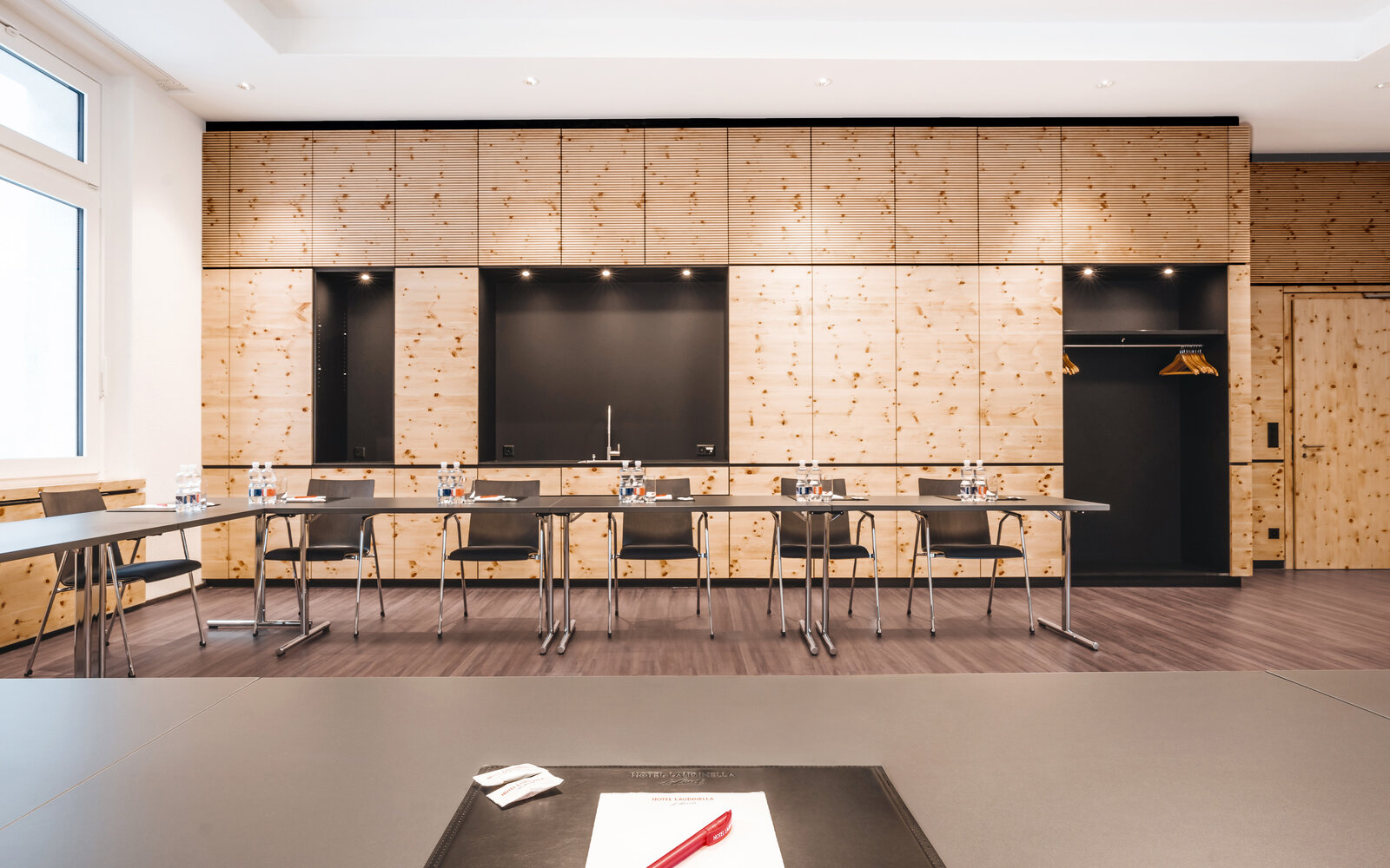 zieflekoch Laudinella Konferenzraum Seminarraum Tische Stühle Schrankwand Holzschrank Holzwand Holz