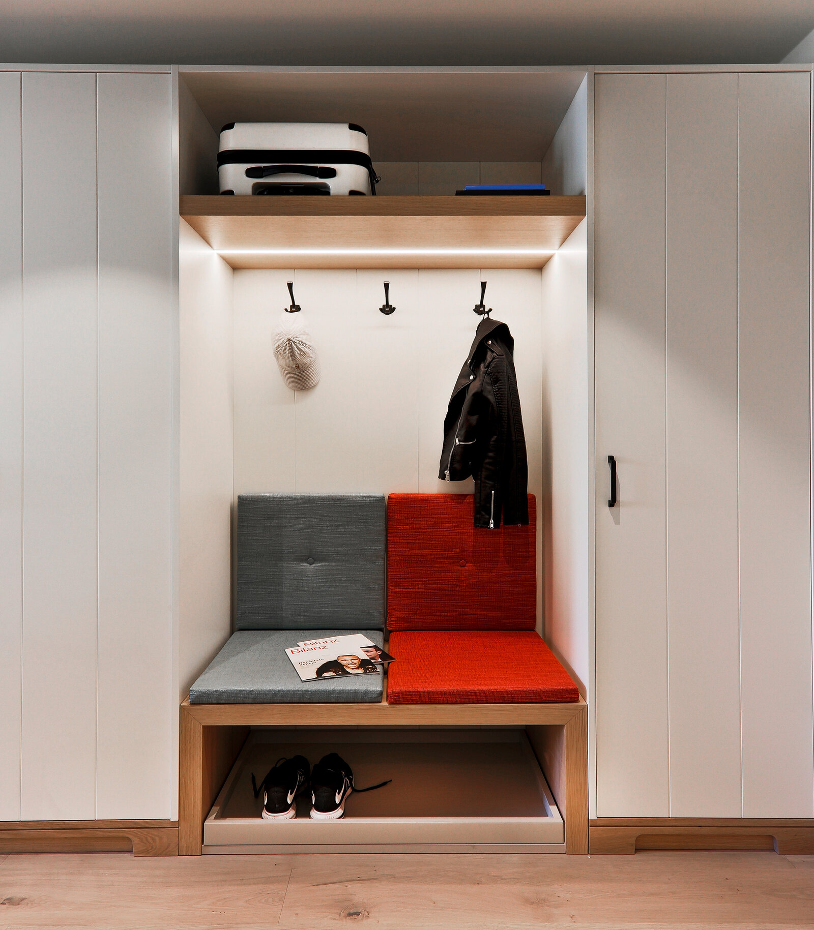 zieflekoch Wellnessresort Upstalsboom Wyk auf Föhr Garderobe Schrank Zimmer Sitzbank Holz