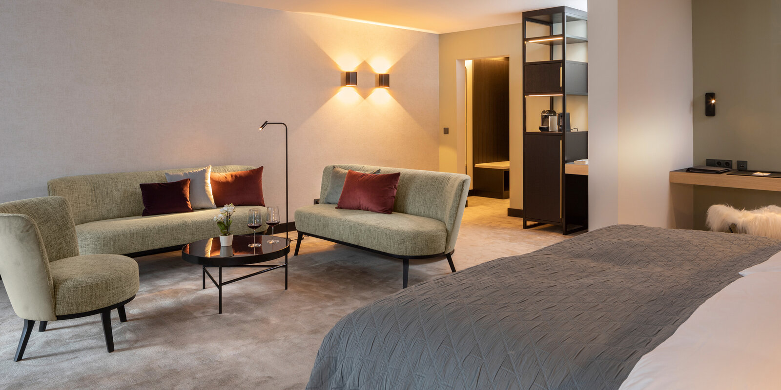 Hotel Engel Obertal Zimmer mit Bett und Sitzgruppe