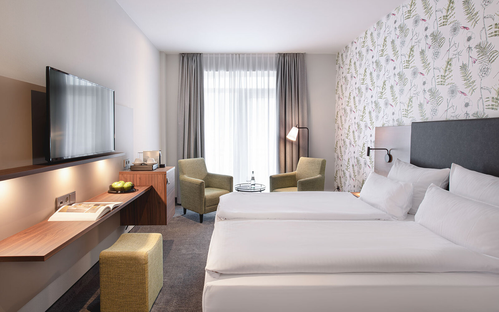 zieflekoch fuerstenhof hotel zimmer bett doppelbett schreibtisch tv hocker sessel beistelltisch stehlampe fenster tapete vorhang