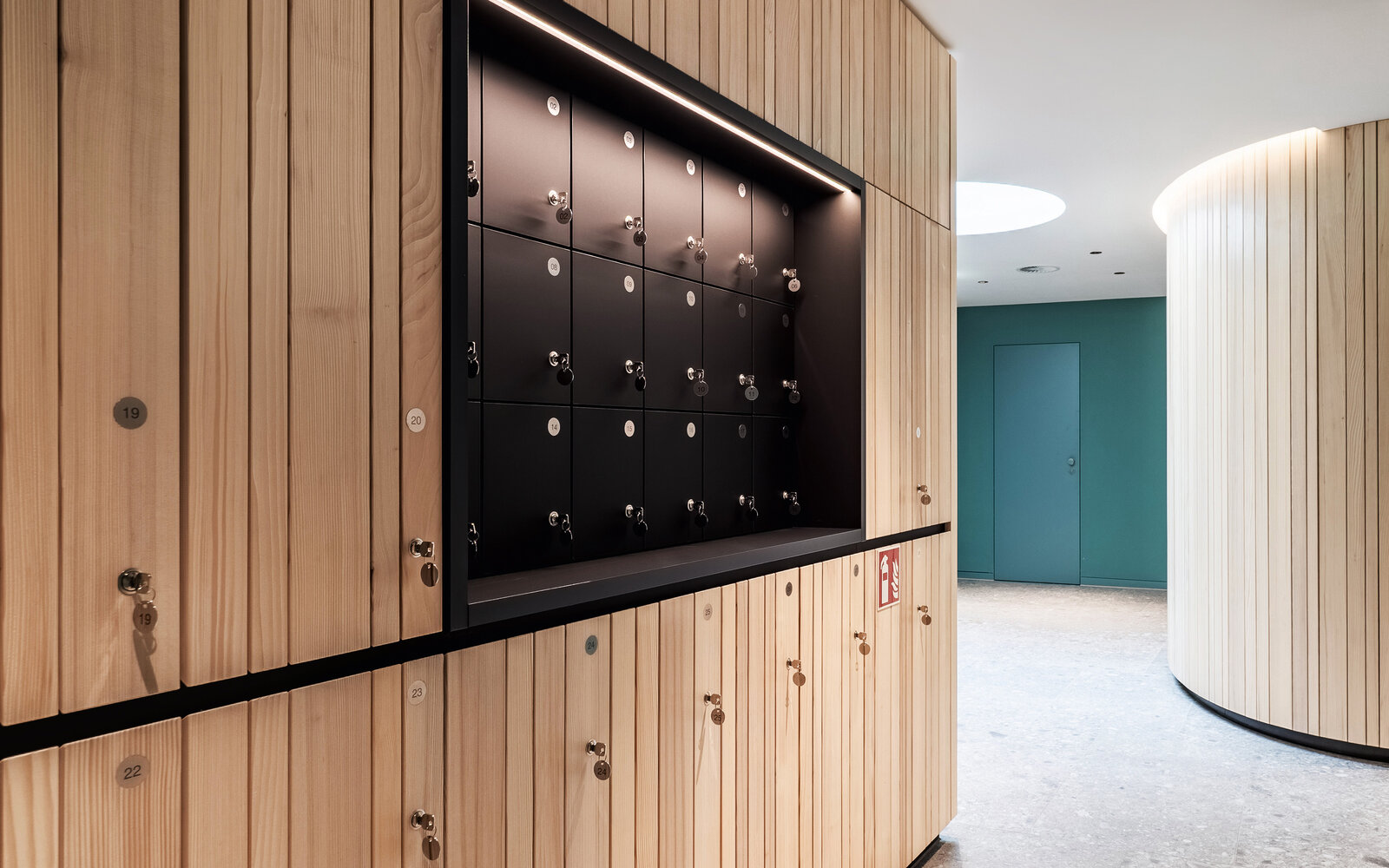 zieflekoch Hofgut Farny Wellnessbereich Wellness Holz Spint Schrank Umkleide