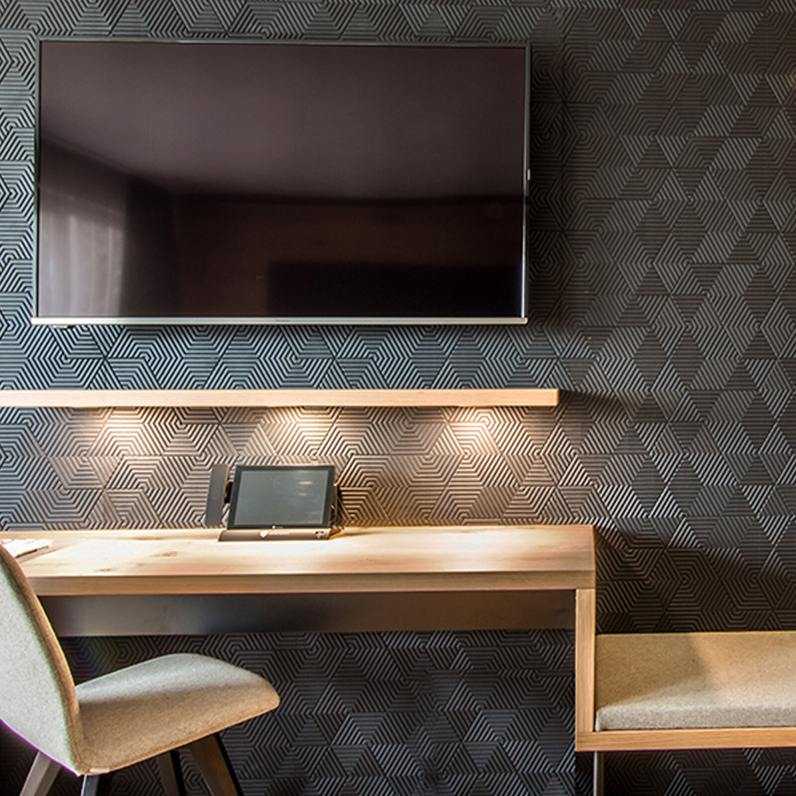 zieflekoch wirthshof zimmer holz schreibtisch stuhl tv sitzbank schrank regal tapete