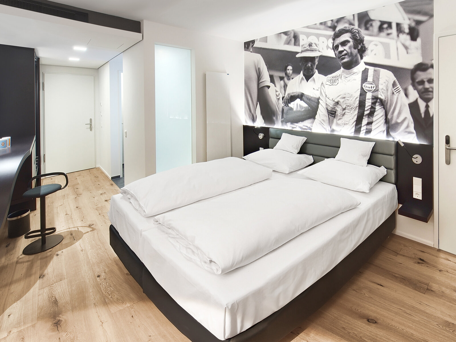 zieflekoch Hotel V8 Motorworld Doppelbett Bett Doppelzimmer Zimmer Autos Rennwagen Schreibtisch Schwarz Weiß Holz