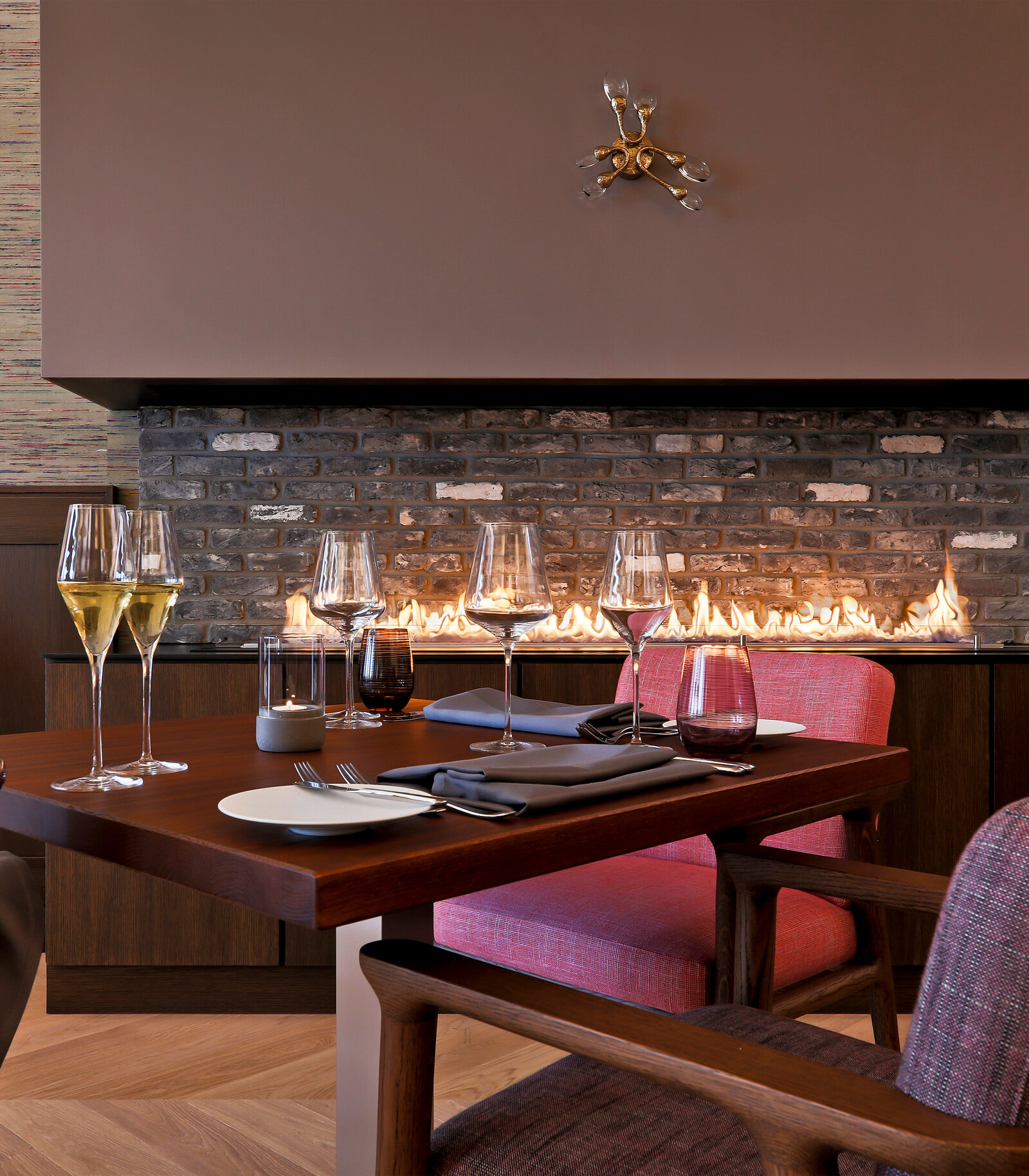 zieflekoch Wellnessresort Upstalsboom Wyk auf Föhr Restaurant Gastraum Kamin Sessel Holz