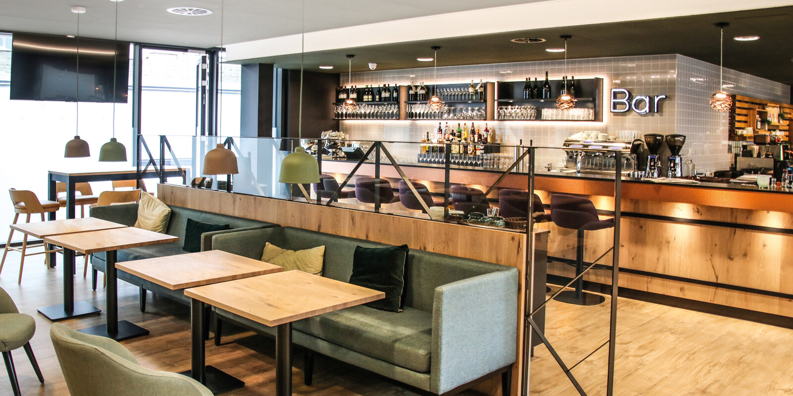 zieflekoch Sander Restaurant Bar Eiche Metall Stühle Fliesen Tische