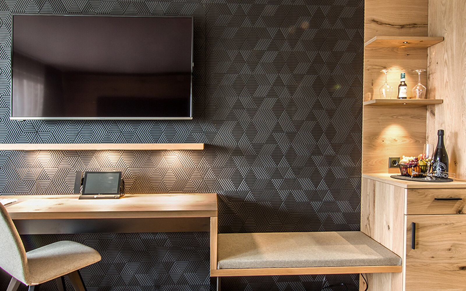zieflekoch wirthshof zimmer holz schreibtisch stuhl tv sitzbank schrank regal tapete