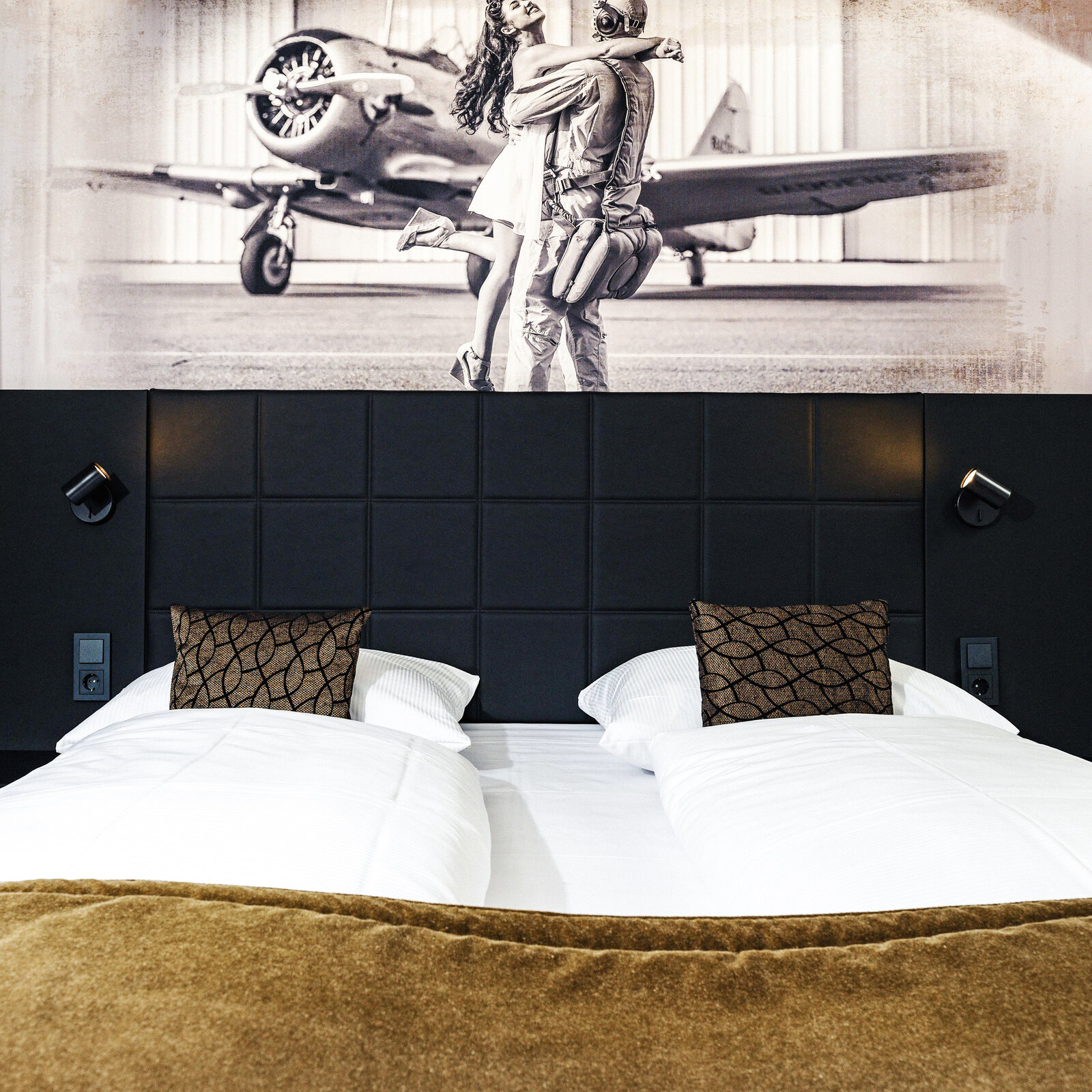 Hotel Concorde Bett und Wandbild in Zimmer