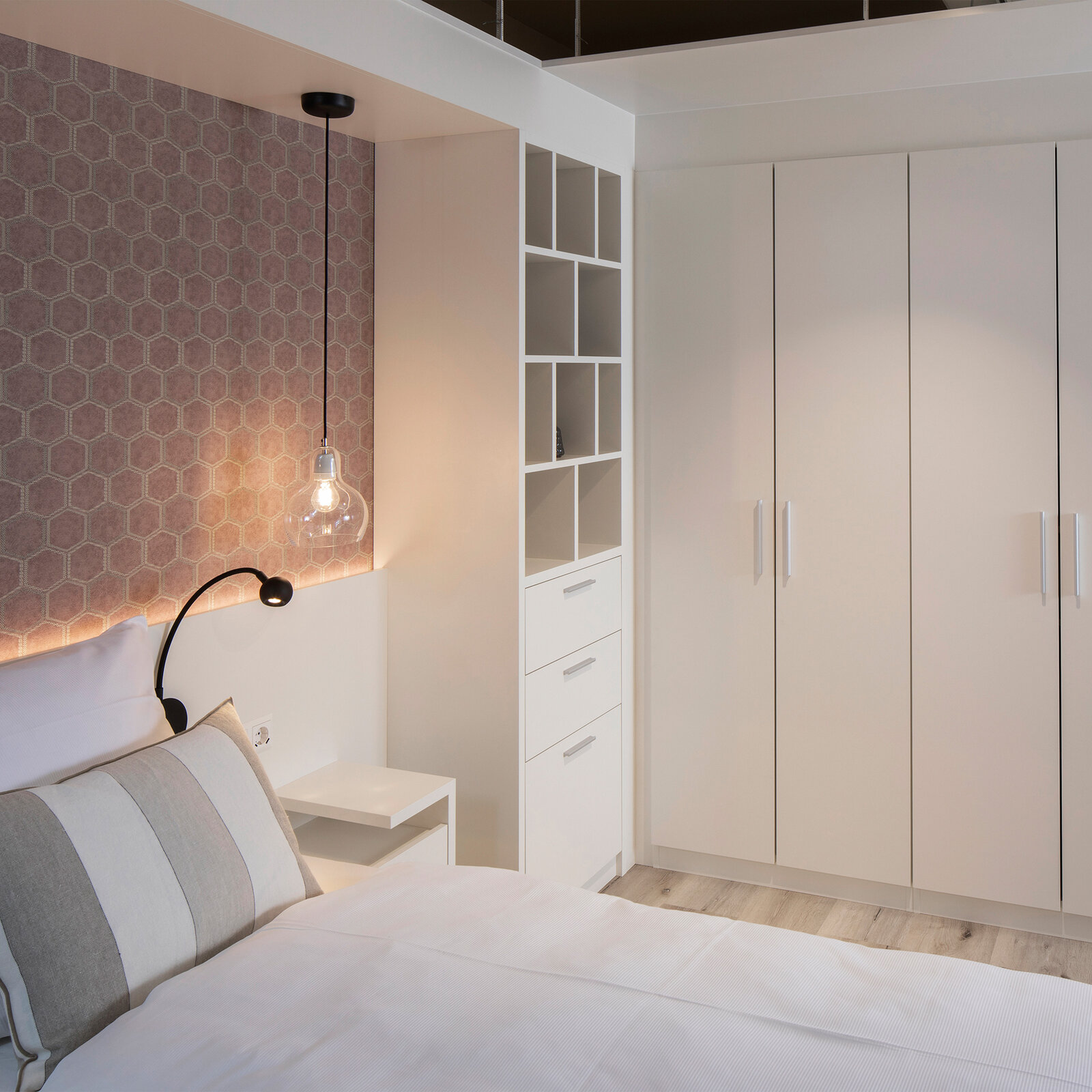zieflekoch Musterzimmer Zwin Schlafzimmer Bett Doppelbett Schrank Nachttisch Tapete Regal Holz Grau Rosa