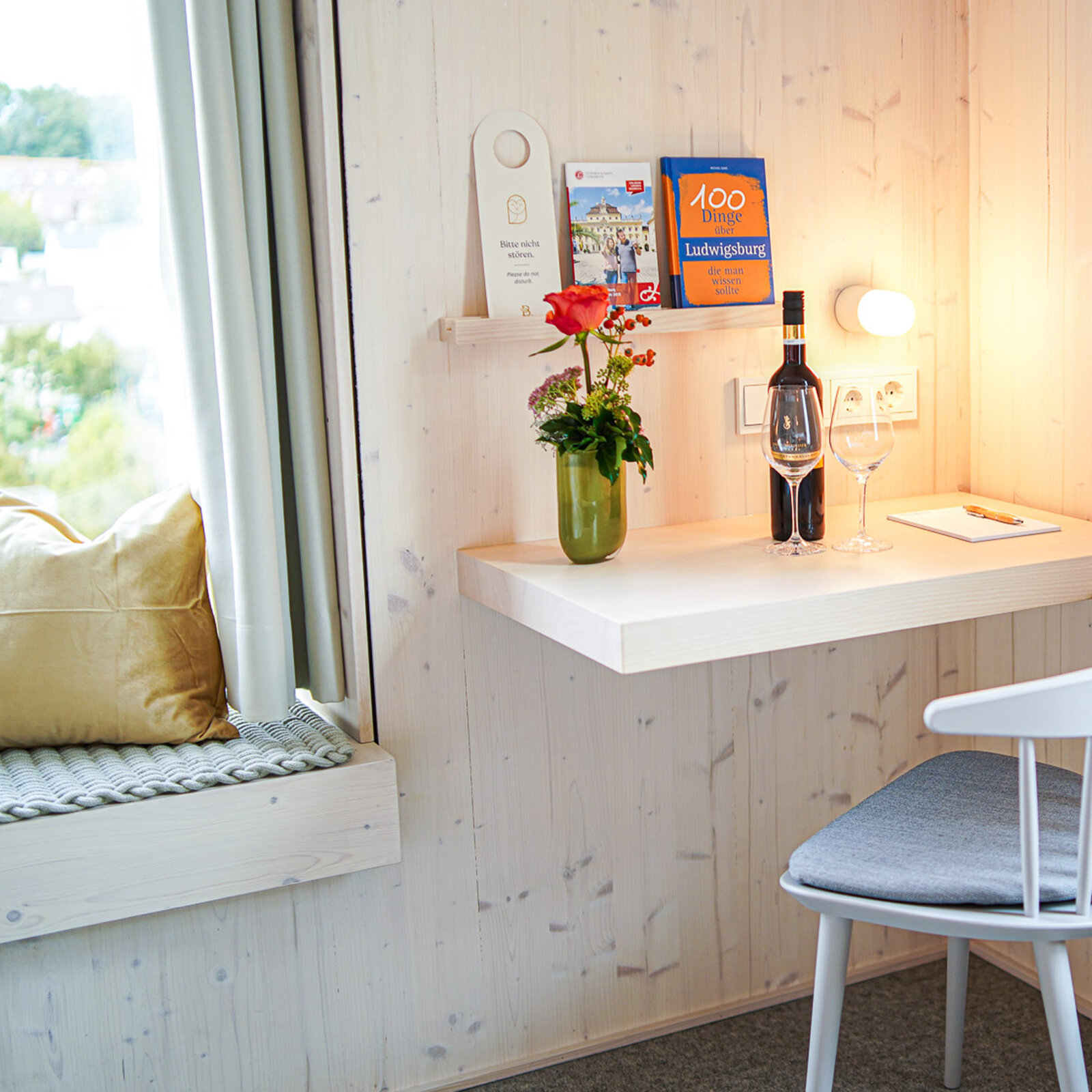 zieflekoch bergamo holz zimmer schreibtisch vorhang kissen stuhl fenster leuchte