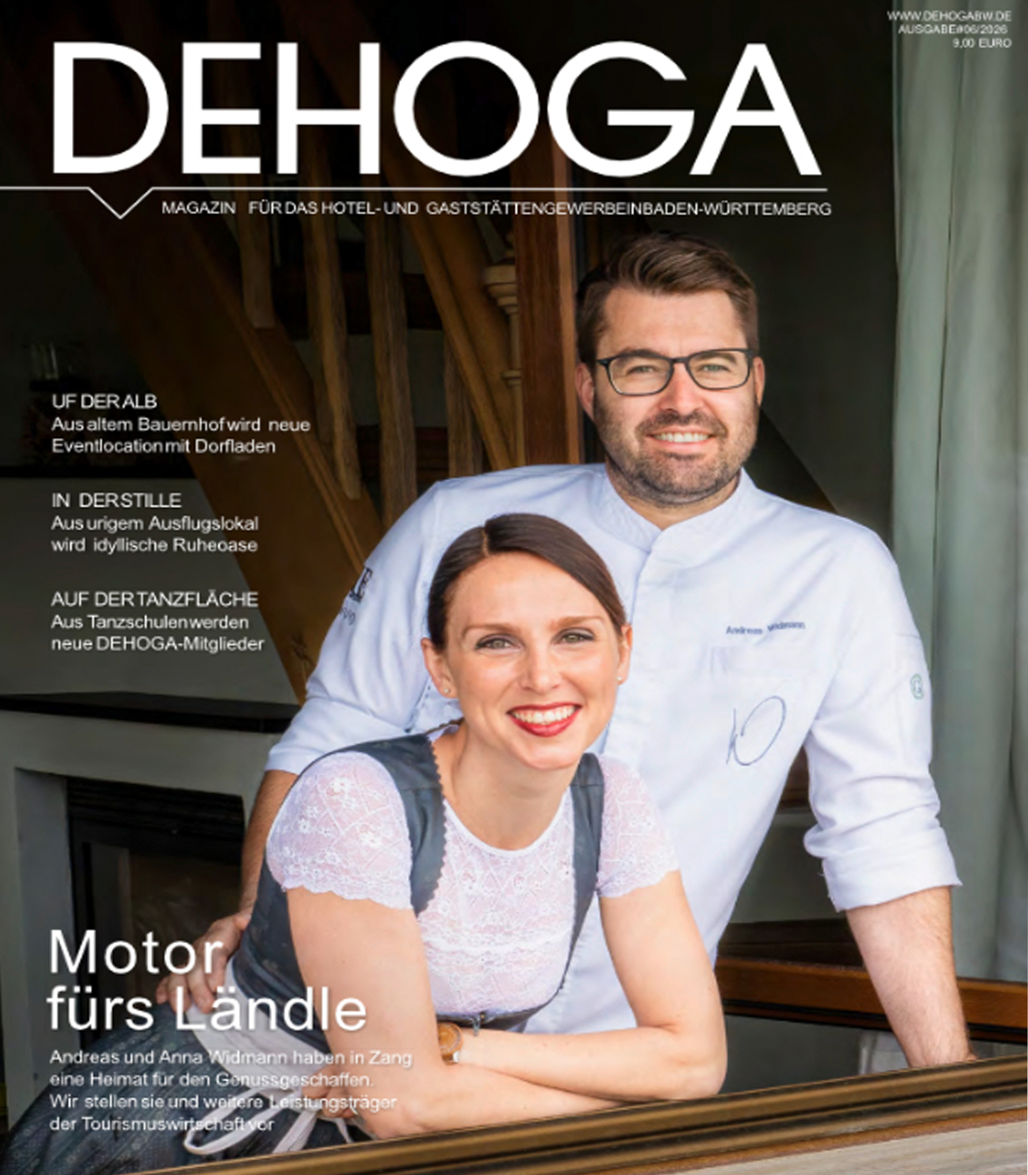 Ein Mann und eine Frau in Küchenkleidung lächeln in die Kamera, während sie in einem modernen Gastronomiebereich stehen. Das Bild vermittelt eine positive Atmosphäre und erscheint als Titelbild eines Magazins für die Gastronomiebranche in Baden-Württemberg.