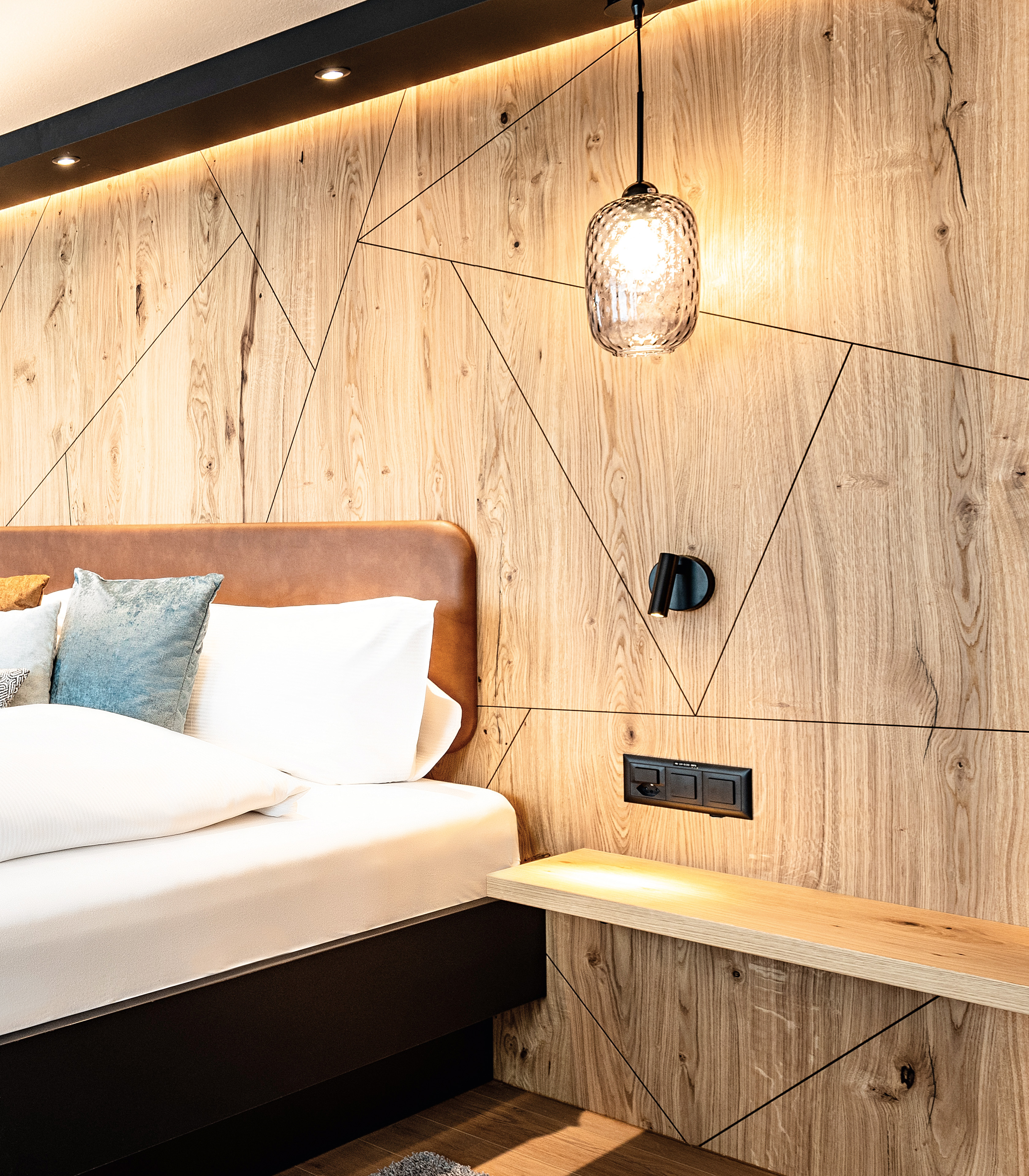 Beleuchtung und Nachttisch des Hotel Piz Badus