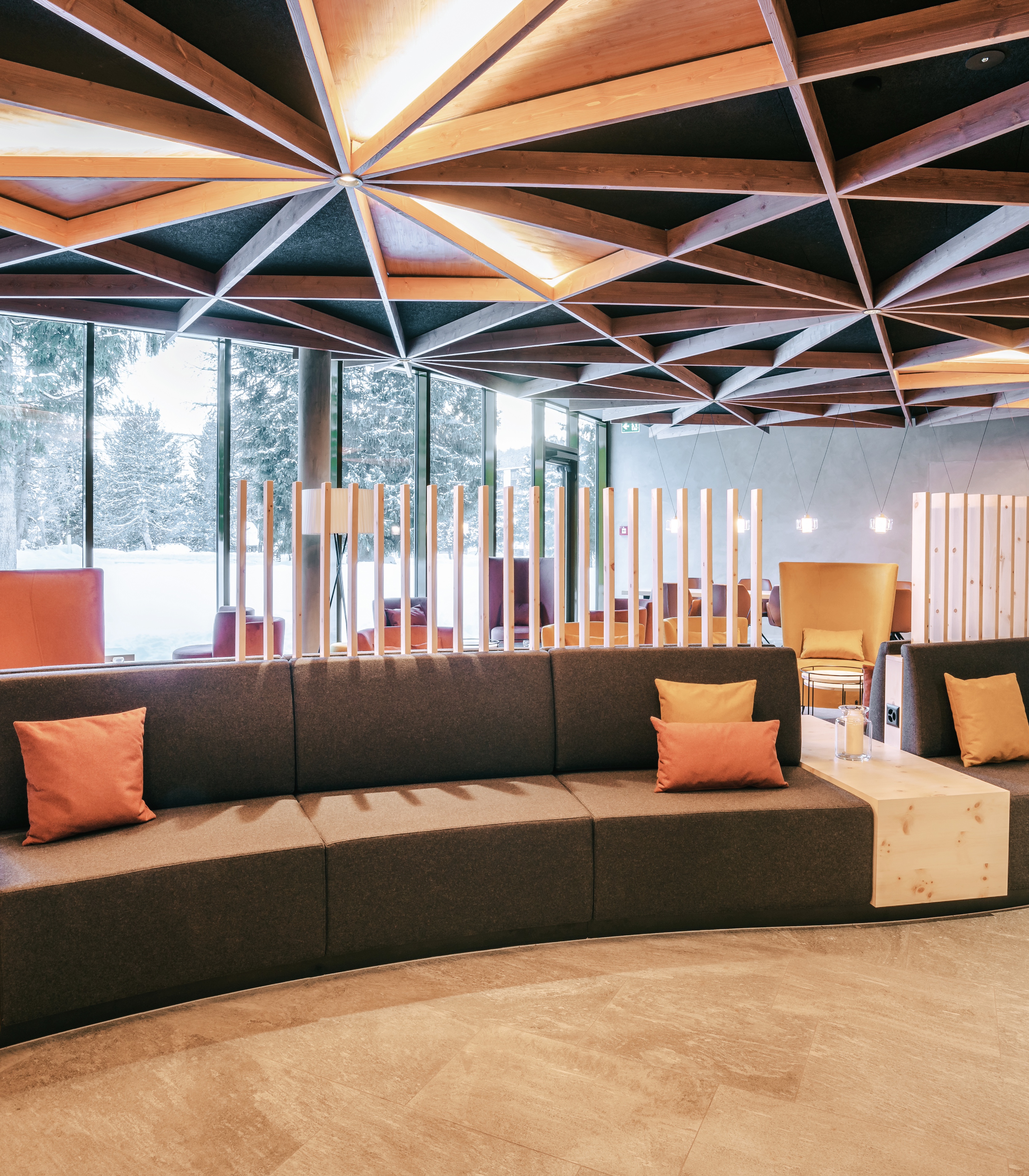 Sitzecke im Hotel laudinella mit künstlerischer Decke aus Holz und geschwungener Sitzecke