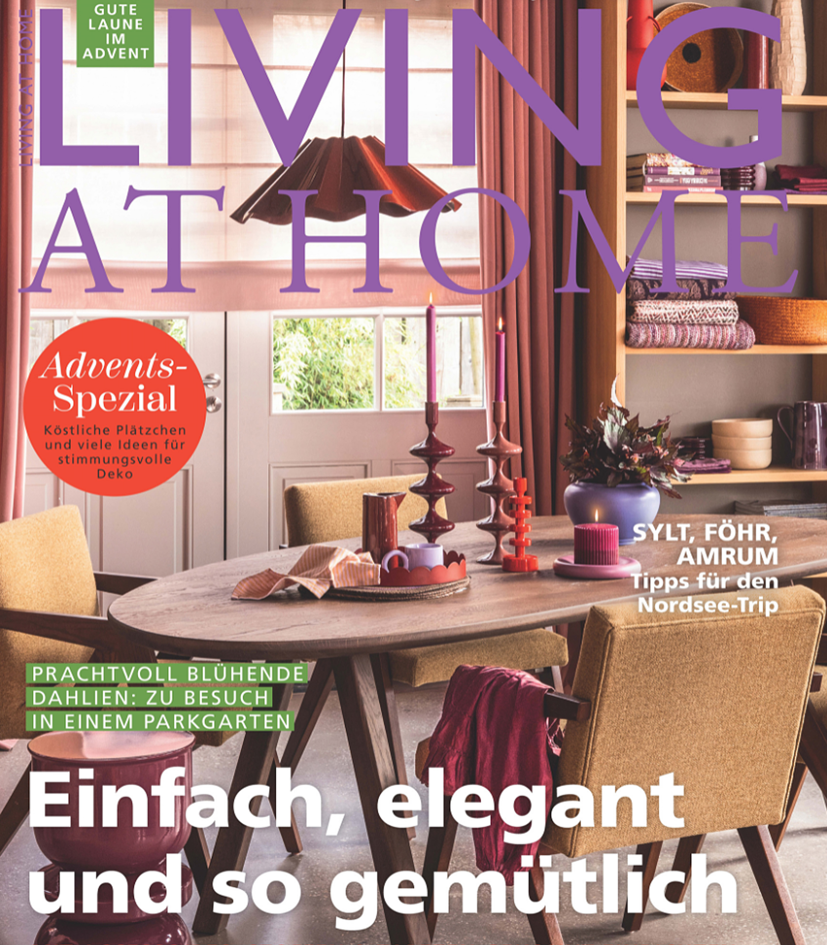 Die Zeitschrift „Living at Home“ zeigt auf dem Cover ein gemütlich eingerichtetes Esszimmer mit herbstlicher Dekoration. Der Fokus liegt auf einem gedeckten Tisch mit Kerzen und Früchten. Über Thema: Einfach, elegant und gemütlich Wohnen.