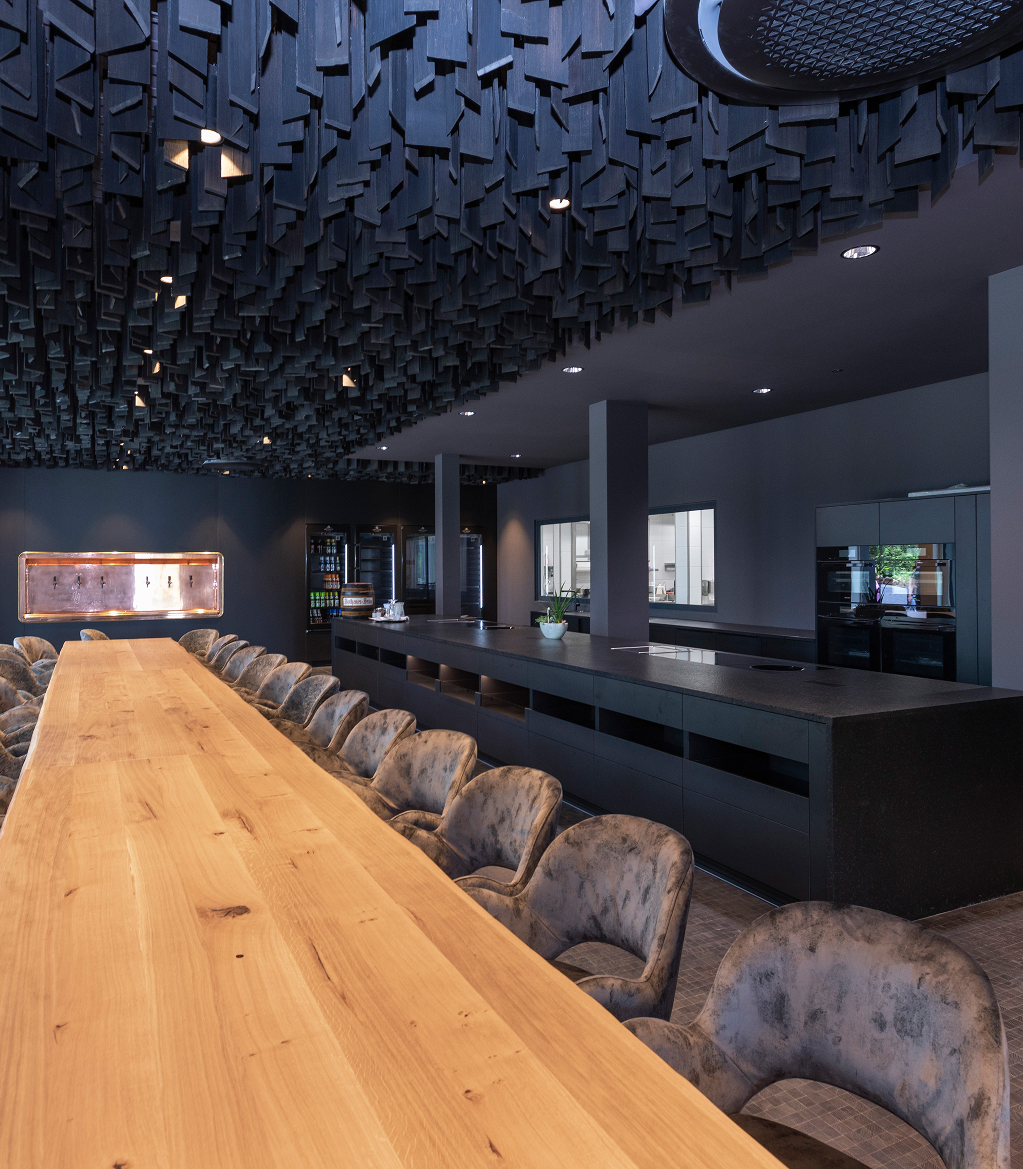 zieflekoch GenussWelt Rothaus Restaurant Showküche Tafel Holzdecke Gastraum Holz