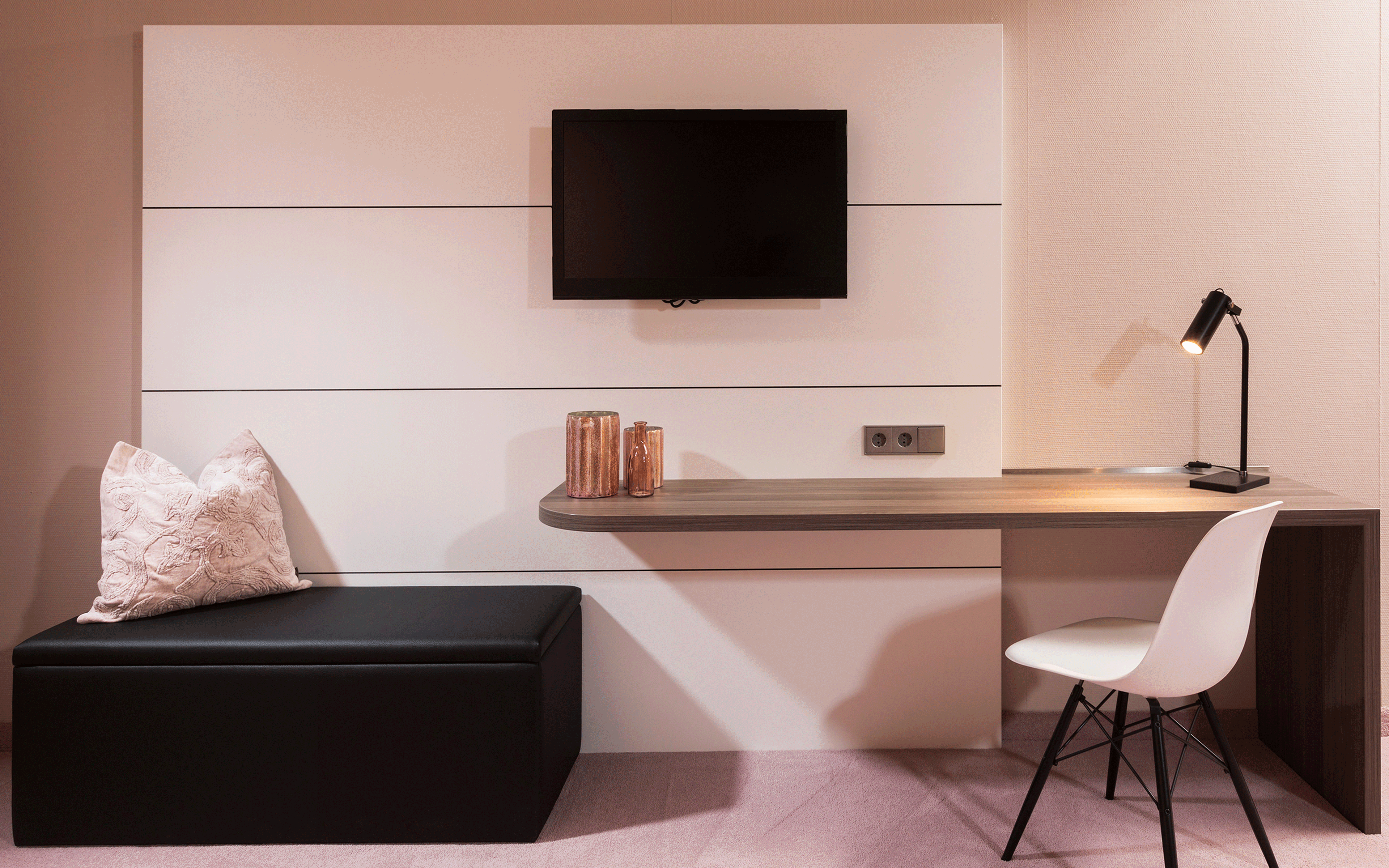zieflekoch musterzimmer dobleto zimmer schreibtisch holz stuhl schreibtischlampe kissen box stauraum sitzbank tv wandelbar