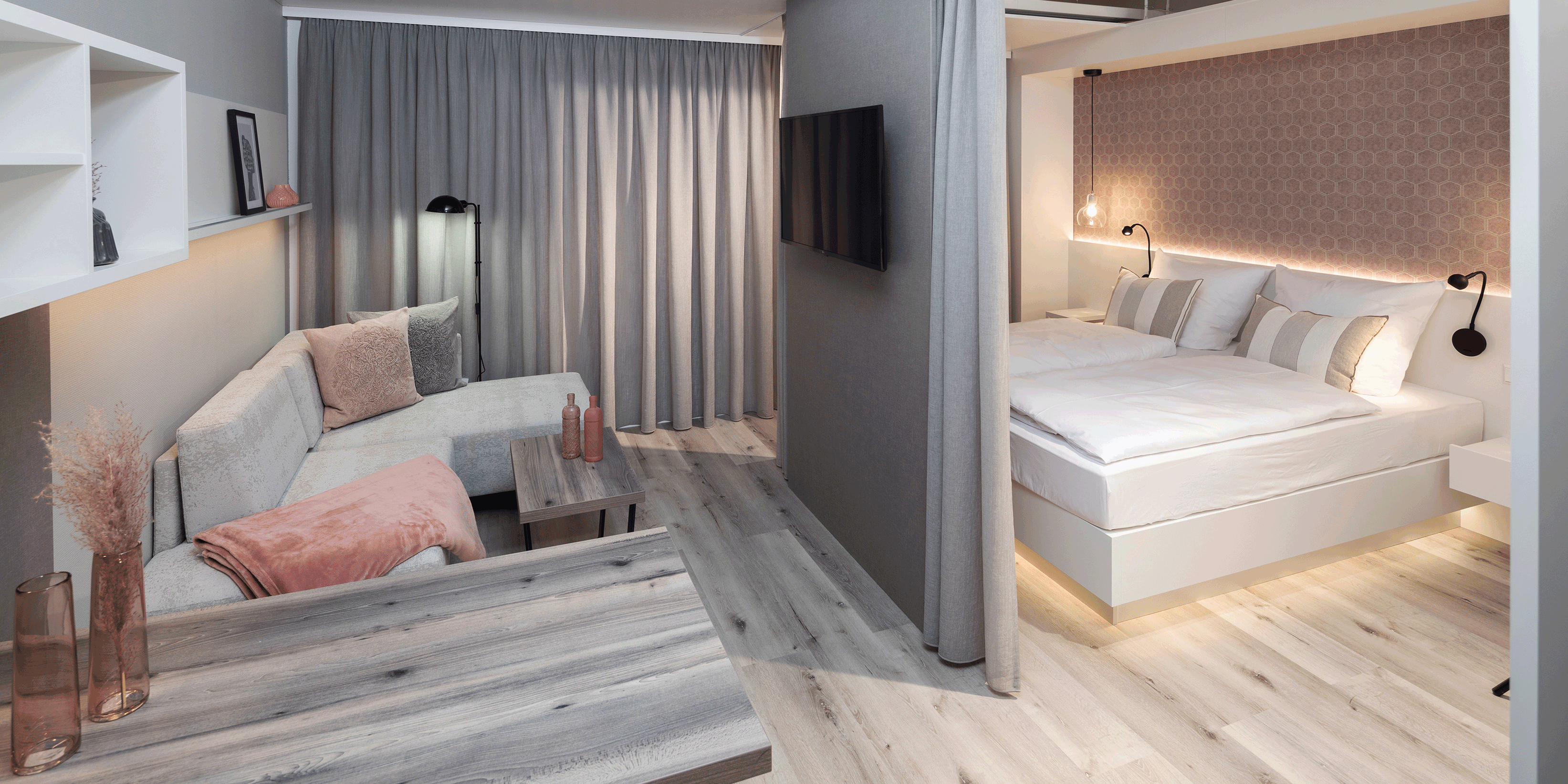 zieflekoch Musterzimmer Zwin Raumtrenner Vorhang Schlafzimmer Wohnzimmer Wohnbereich Couch Sofa Esstisch Bett Doppelbett Tapete Regal Holz Grau Rosa