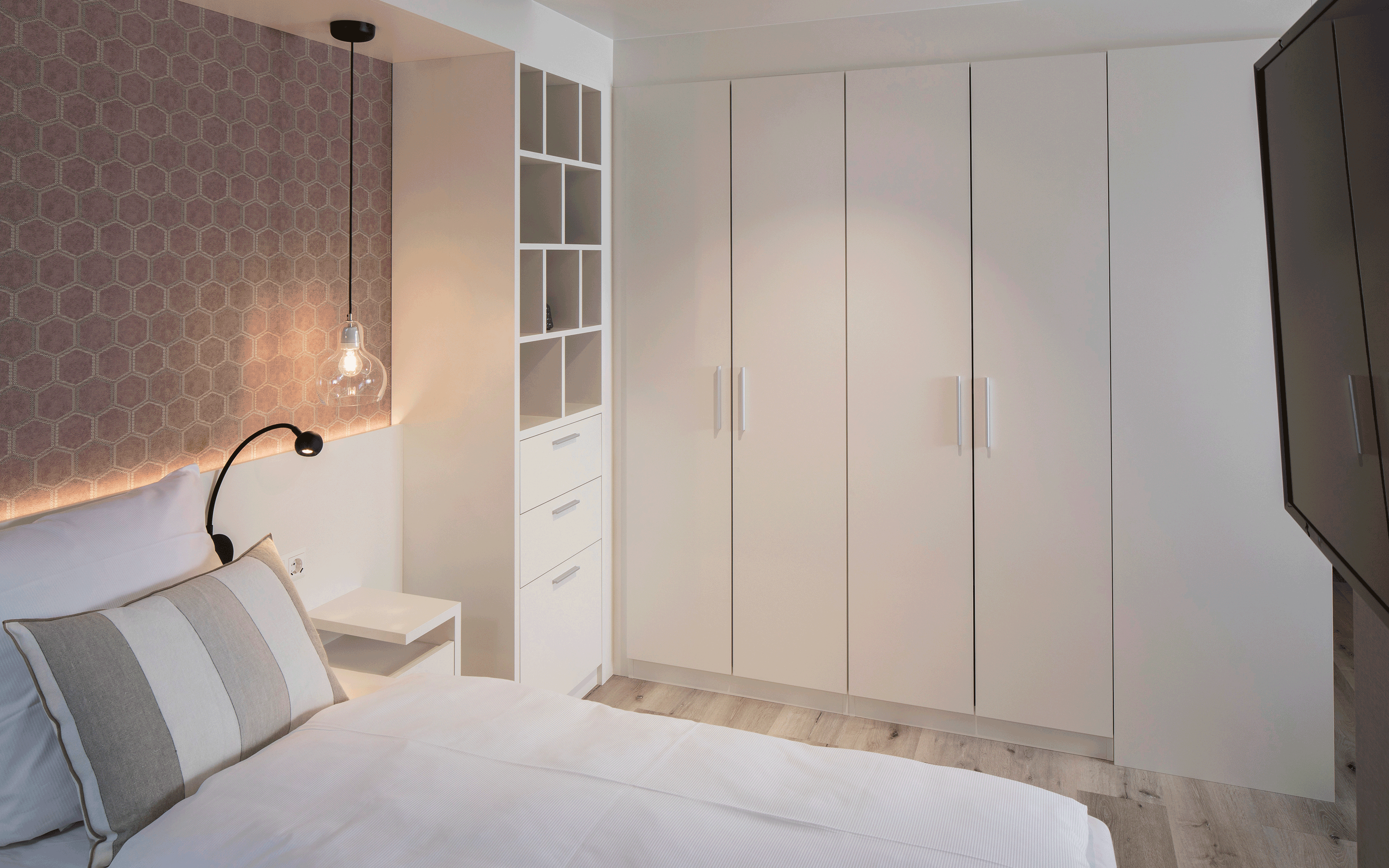 zieflekoch Musterzimmer Zwin Schlafzimmer Bett Doppelbett Schrank Nachttisch Tapete Regal Holz Grau Rosa