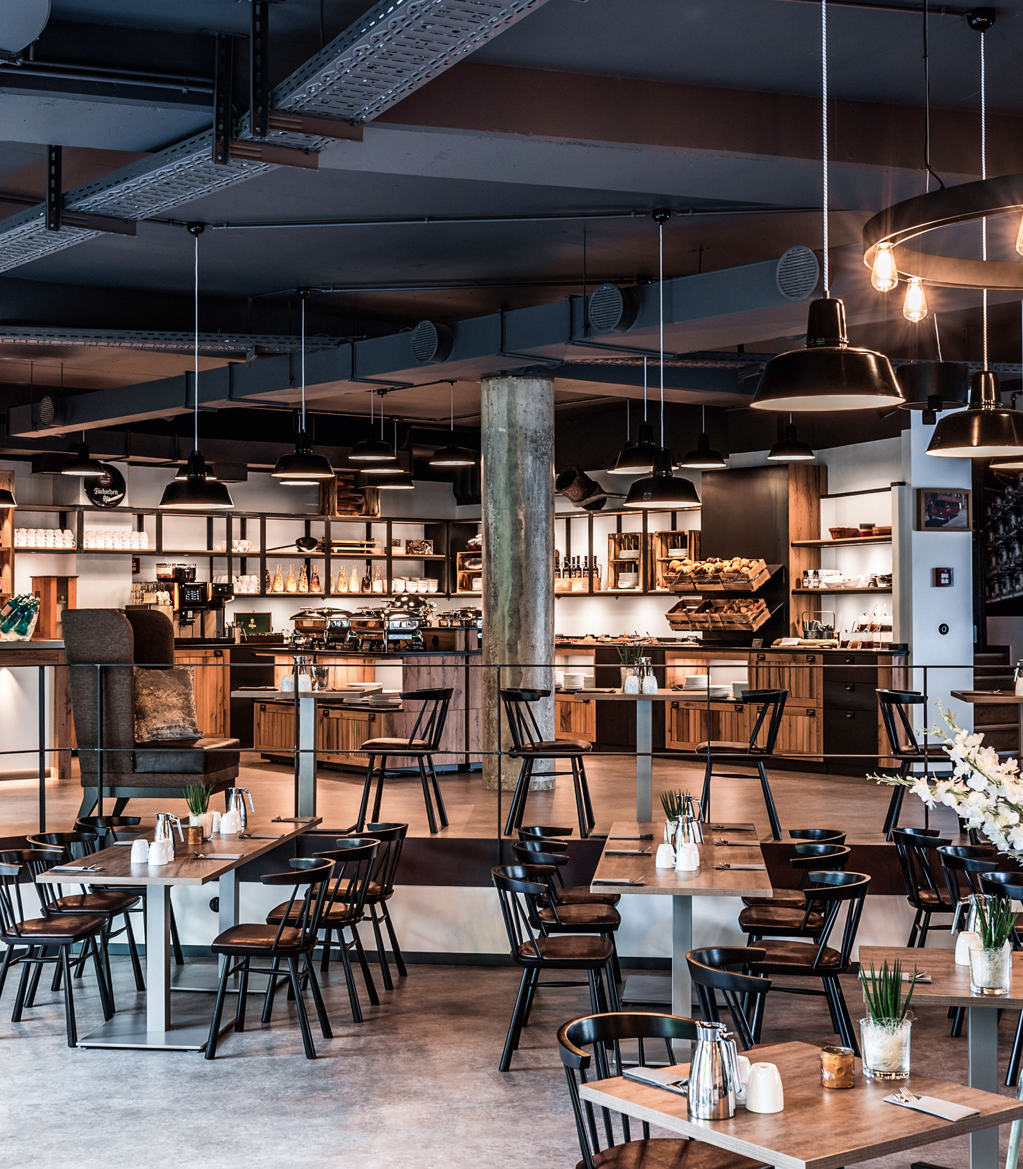 zieflekoch Zur Gießerei Restaurant Gastraum Essen Buffet Stühle Tische Holz Metall Industrie